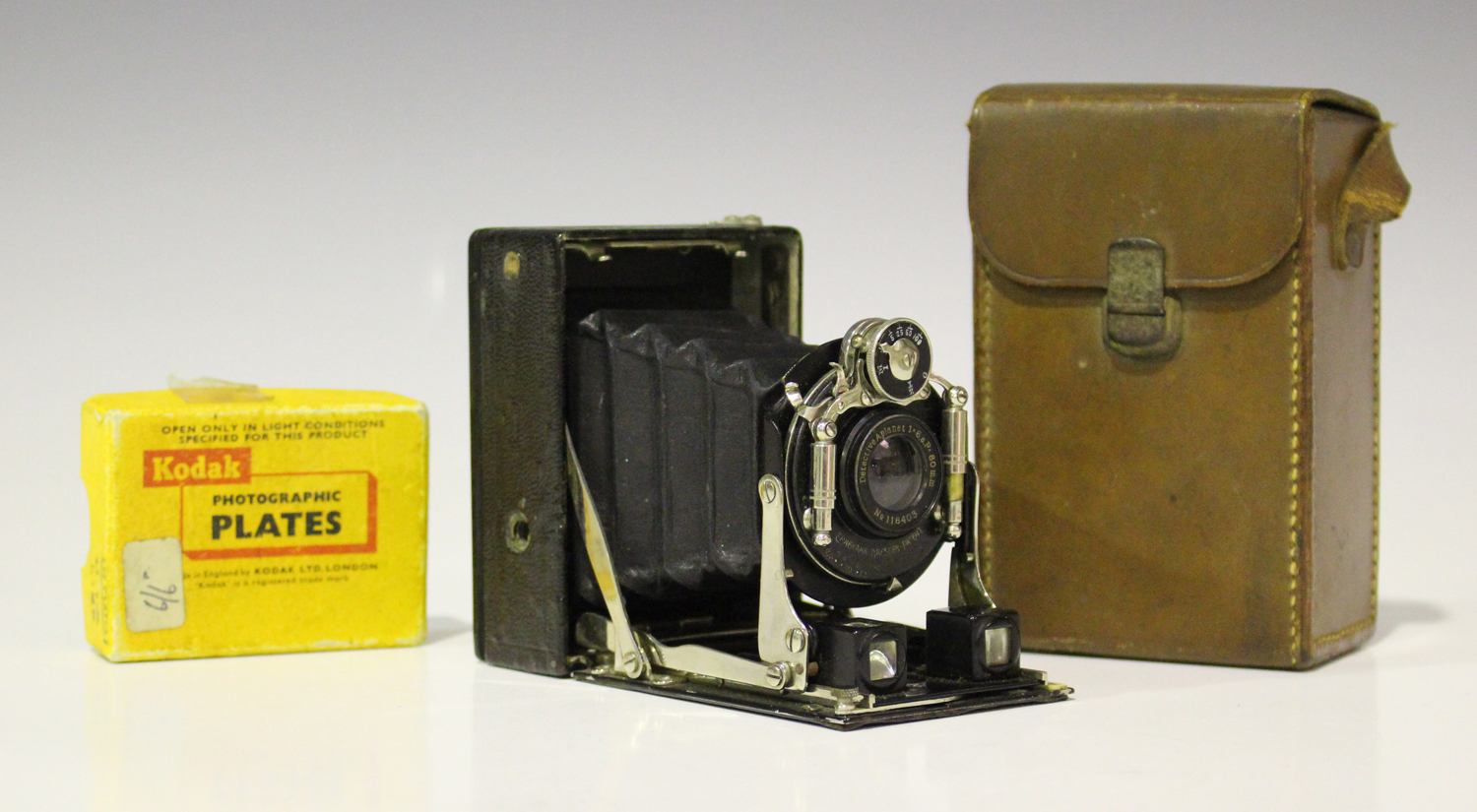 An Ernemann Heag XV folding plate camera with detective Aplanat 1u003d6.8  fu003d80mm lens