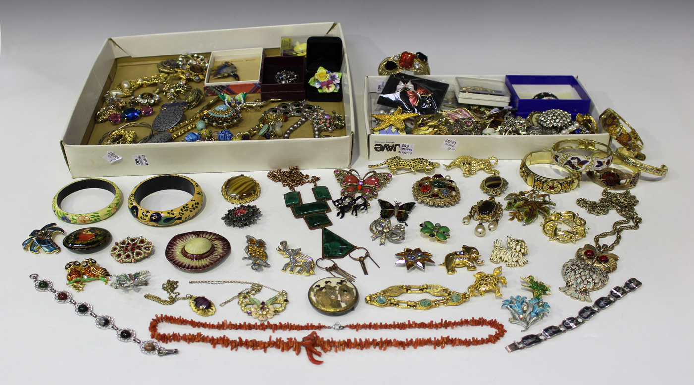 A large collection of costume jewellery, including brooches, necklaces ...