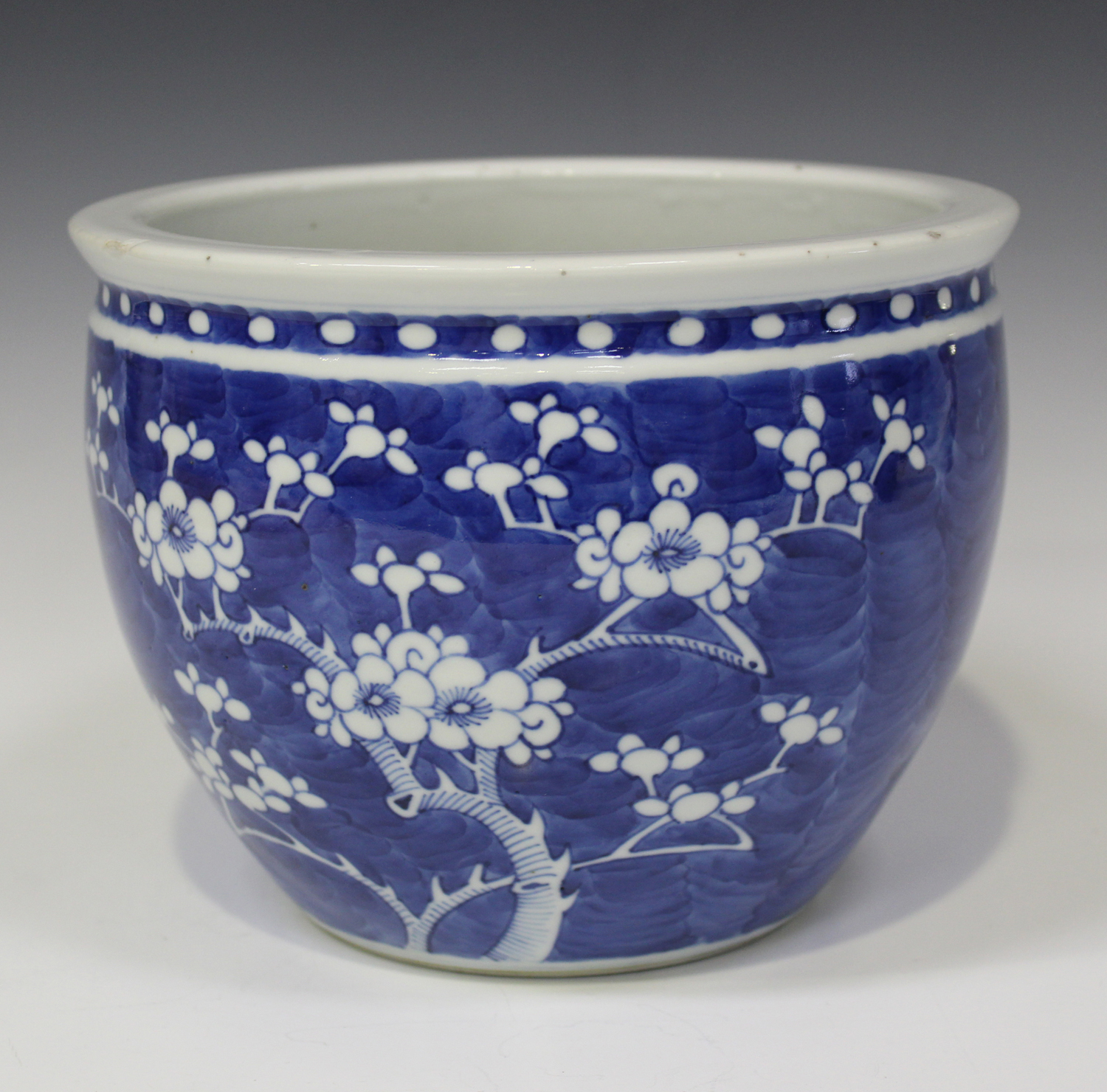 A Chinese blue and white porcelain jardinière, late 19th century, of