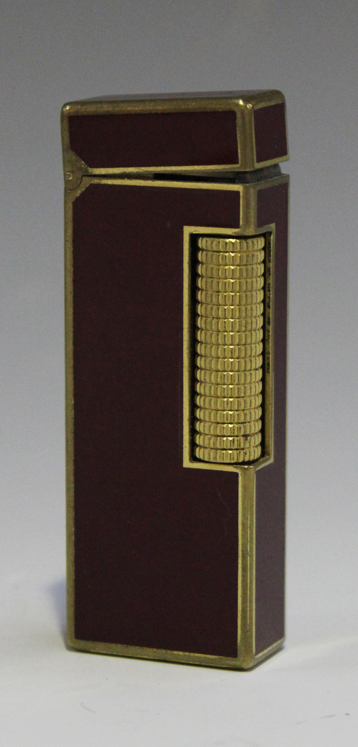 A Dunhill laque de Chine and gilt metal pocket lighter, length 6.3cm.