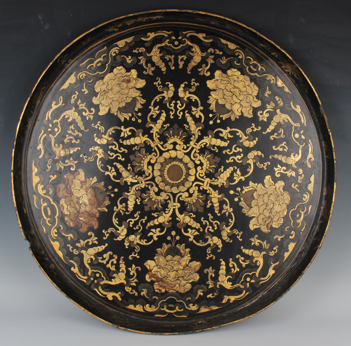 A Chinese lacquer circular tray, Qing dynasty, decorated in gilt and