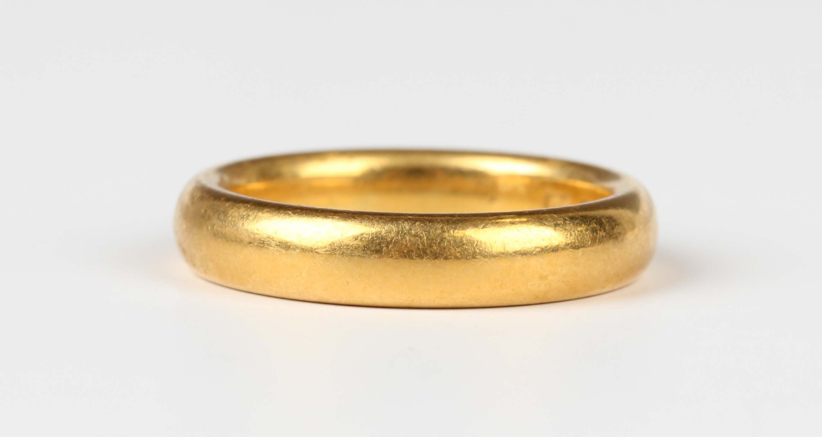 A 22ct gold wedding ring, London 1929, weight 8.9g, ring size approx N.