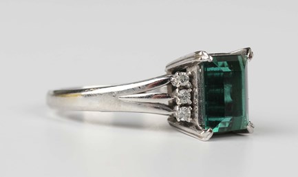 LOT 562